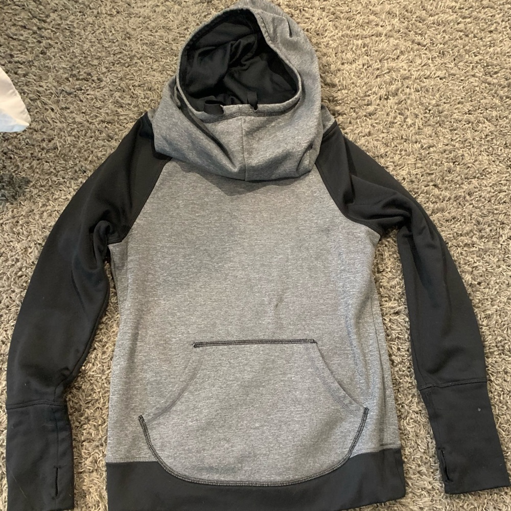 grey/black sweatshirt